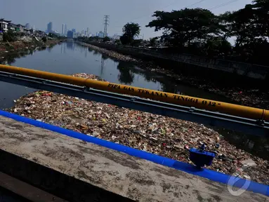 Sampah yang terbawa aliran Kali Banjir Kanal Barat menumpuk di wilayah Roxy, Jakarta Pusat, Jumat (31/10/14). (Liputan6.com/Johan Tallo)