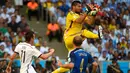 Sergio Romero menangkap bola di udara saat final World Cup 2014 antara Jerman vs Argentina di Stadion Maracana, Rio de Janeiro pada 13 Juli 2014.  (AFP Photo/Odd Andersen)