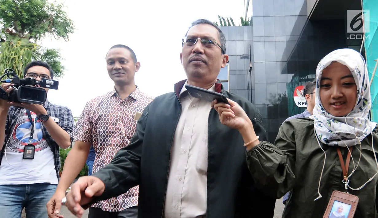 Wakil Wali Kota Banjarmasin, Hermansyah meninggalkan Gedung KPK, Jakarta, Jumat (15/12). Hermansyah diperiksa sebagai saksi terkait persetujuan perda penambahan modal PDAM Bandarmasih Kota Banjarmasin 2017. (Liputan6.com/Helmi Fithriansyah)