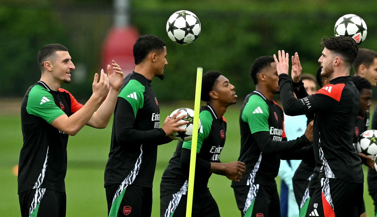Sejumlah pemain melakukan latihan jelang laga lanjutan Liga Champions melawan PSG di Arsenal Training Centre, Hertfordshire, Inggris, Selasa (01/10/2024). (AFP/Glyn Kirk)