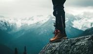 Ilustrasi sepatu outdoor di pegunungan. (Foto: Ali Kazal/Pexels)
