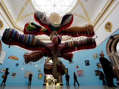 Sebuah karya seniman Portugis Joana Vasconcelos yang berjudul "Royal Valkyrie" dipajang dalam Pameran Musim Panas ke-250 di Royal Academy of Arts di London (5/6). Pameran ini diadakan sejak tahun 1769. (AP/Matt Dunham)