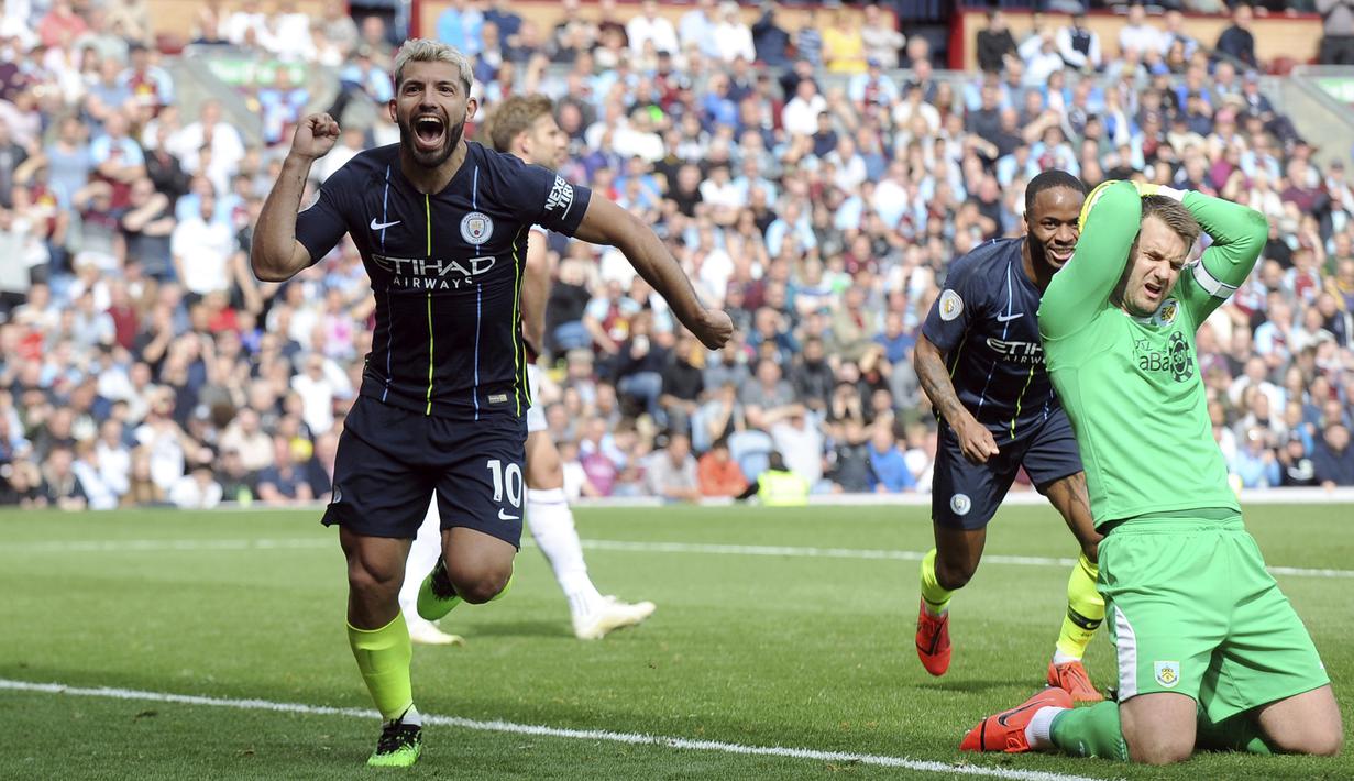 Striker Manchester City, Sergio Aguero, melakukan selebrasi usai membobol gawang Burnley pada laga Premier League di Stadion Turf Moor, Minggu (28/4). Manchester City menang 1-0 atas Burnley. (AP/Rui Vieira)