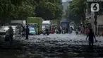 Sejumlah kendaraan melintasi banjir di Jalan Husein Nastranegara Perapatan Rawa Bokor,Tangerang, Sabtu (1/2/2020). Hujan deras yang mengguyur sejak Jumat (31/1) malam menyebabkan sejumlah kawasan di Tangerang terandam air. (merdeka.com/Imam Buhori)