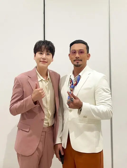 Bukan hanya Rossa, Denny Sumargo juga tak melewatkan momen tersebut untuk berfoto bersama. Ia bahkan menuliskan caption dengan bahasa Korea, "Anyong Haseyoo Kyuhyun" yang diikuti oleh ribuan komentar dari pengikut Instagram-nya. Sebagai candaan, tak sedikit yang menyebut kalau foto tersebut hasil editan. (Liputan6.com/IG/@sumargodenny)
