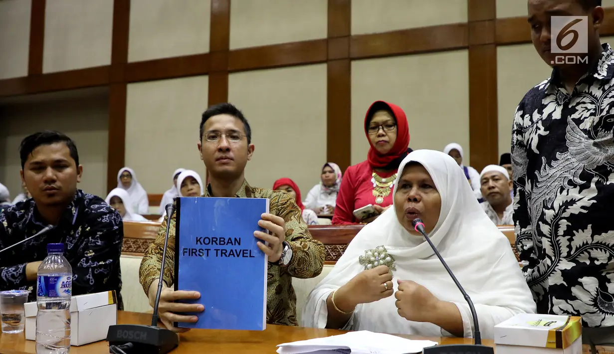 Calon jemaah umrah First Travel menunjukkan dokumen saat mendatangi gedung DPR bertemu dan mengadu ke Komisi VIII DPR Fraksi PPP, di Kompleks Parlemen, Senayan, Jakarta, Jumat (18/8). (Liputan6.com/Johan Tallo)