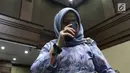 Terdakwa dugaan suap DPRD Sumatera Utara, Tiaisah Ritonga menangis usai menjalani sidang pembacaan putusan di Pengadilan Tipikor, Jakarta, Kamis (14/02). Tiaisah divonis bersalah, dihukum empat tahun dan denda Rp100 juta. (Liputan6.com/Helmi Fithriansyah)