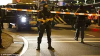 Polisi militer khusus Belanda yang bersenjata lengkap, mengenakan balaclava, terlihat menjaga Bandara Schiphol.