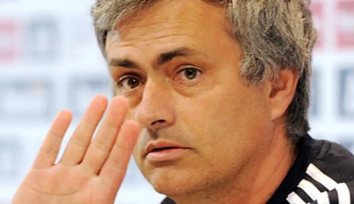 Pelatih Real Madrid Jose Mourinho memberi keterangan pers usai latihan di Madrid, 29 April 2011. AFP PHOTO/DANI POZO