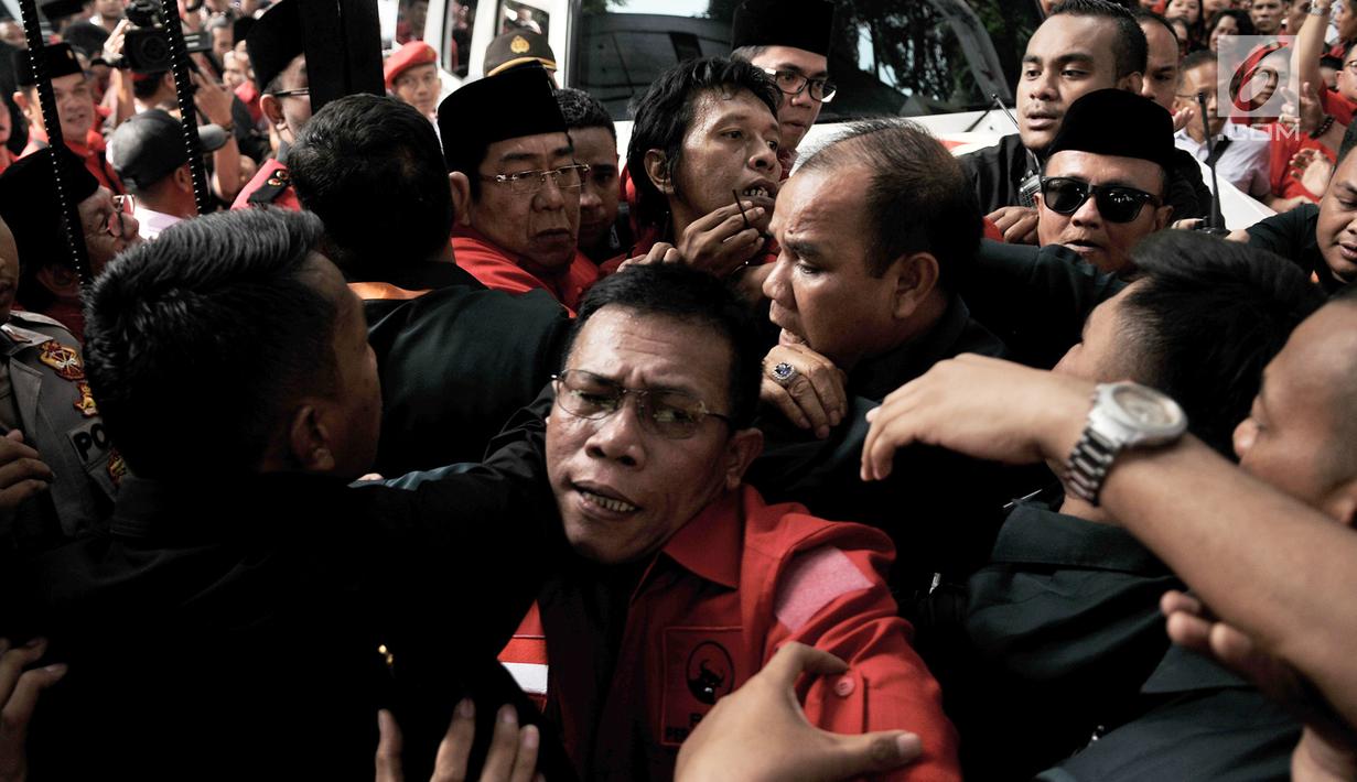 Kader PDIP Adian Napitupulu, Masinton Pasaribu bersama massa PDIP terlibat saling dorong dengan petugas keamanan saat hendak masuk ke Gedung KPU, Jakarta, Selasa (17/7). (Merdeka.com/ Iqbal S. Nugroho)