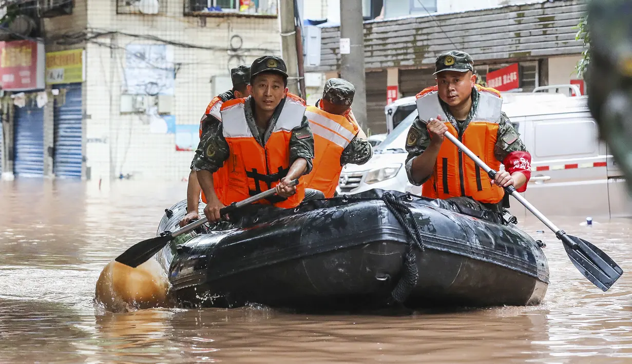 Sebuah peringatan diberlakukan pada hari Selasa untuk bencana-bencana yang dipicu oleh hujan di sebagian besar wilayah China tengah dan barat daya, menurut kantor berita resmi Xinhua. (STR/AFP)