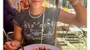 Tak sendirian, saat makan di restoran tersebut, Sophia Latjuba ditemani dengan putrinya, Manuella. Keduanya tampak sedang menikmati menu makanan pasta yang lezat! (instagram.com/sophia_latjuba88)
