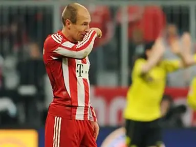 Reaksi dari Arjen Robben setelah Bayern Muenchen dipermalukan Borussia Dortmund 1-3 pada laga vital menuju gelar juara Bundesliga di Allianz Arena, 26 Februari 2011. AFP PHOTO/CHRISTOF STACHE