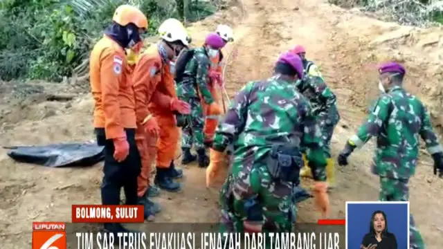 Proses evakuasi melalui jalan darurat yang dibuka sebelumnya menggunakan alat berat.