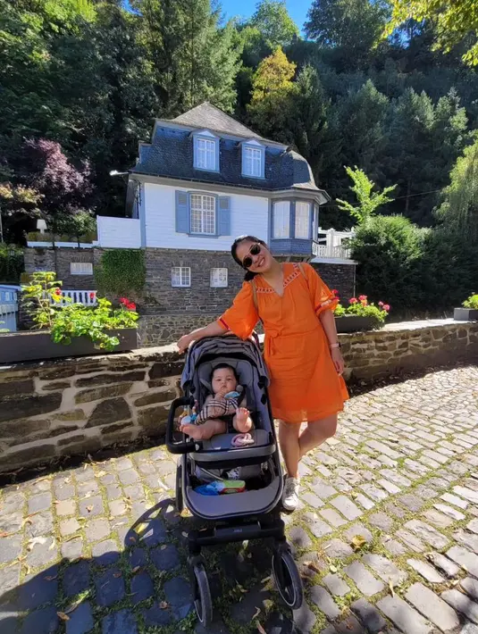 <p>Tidak sedikit warganet menyebut baby Nova seperti boneka hidup. Potret Gracia bahagia jalan-jalan bersama baby Nova yang tampak anteng berada di stroller bayi. [Instagram/graciaz14]</p>