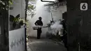 Petugas melakukan pengasapan atau fogging untuk membasmi nyamuk demam berdarah dengue (DBD) di perumahan warga di Jakarta, Sabtu (11/4/2020). Fogging dilakukan sebagai langkah pengendalian vektor nyamuk DBD. (Liputan6.com/JohanTallo)