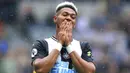 Pemain Newcastle United, Joelinton, tampak kecewa usai gagal membobol gawang Arsenal pada laga Premier League 2019 di Stadion St James' Park, Minggu (11/8). Arsenal menang 1-0 atas Newcastle United. (AP/Owen Humphreys)