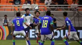 Kekalahan tipis 1-2 Timnas Inggris U-17 dari Timnas Brasil U-17 pada laga ketiga Grup C di Jakarta International Stadium, Jumat (17/11/2023) tetap meloloskan Three Lions Muda ke babak 16 Besar Piala Dunia U-17 2023 dengan status juara grup. Ketiga tim yang lolos ke babak 16 Besar dari Grup C, Inggris, Senegal dan Iran semuanya mengoleksi 6 poin, hasil dari dua kali menang dan sekali kalah. Selisih gol akhirnya menjadi pembeda untuk menentukan Inggris di posisi puncak, Senegal di posisi kedua dan Iran di peringkat ketiga. Kaledonia Baru duduk di posisi buncit tanpa memperoleh poin usai tiga kali kalah tanpa mencetak satu gol pun dan kebobolan 24 gol. (Bola.com/Ikhwan Yanuar)