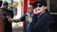Nikita Mirzani Pajang Foto Almarhum Ibunda Setelah Lolly Kabur, Ngaku Tak Tahu Cara Jadi Anak Durhaka