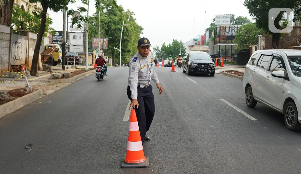 Petugas Dishub Jakarta Selatan mengatur lalu lintas di Jalan Kemang Raya, Jakarta, Selasa (29/10/2019). Sudin Perhubungan Jaksel melakukan rekayasa lalu lintas sistem dua lajur dan satu lajur di Jalan Kemang Raya bertujuan untuk mengurai kepadatan kendaraan. (Liputan6.com/Immanuel Antonius)