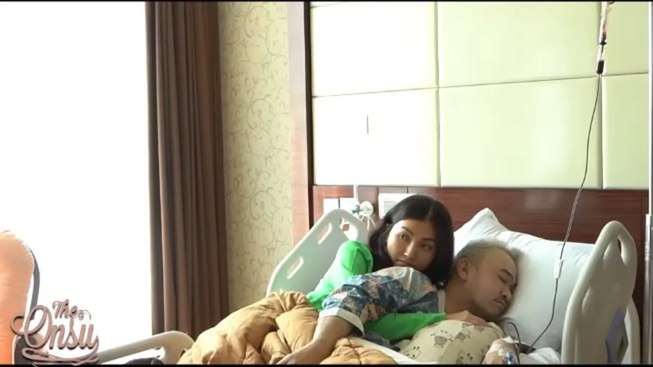 6 Momen Haru Sarwendah Rawat Ruben Onsu di Rumah Sakit, Peluk Hingga Menyisir Rambut