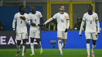 Penyerang Prancis Adrien Rabiot (kedua dari kanan) merayakan gol dengan (kiri ke kanan) gelandang Prancis Manu Kone, penyerang Prancis Marcus Thuram dan penyerang Prancis Randal Kolo Muani setelah mencetak gol dalam pertandingan sepak bola Grup A2 Nations League antara Italia dan Prancis di stadion San Siro di Milan, pada 17 November 2024.Alberto PIZZOLI / AFP