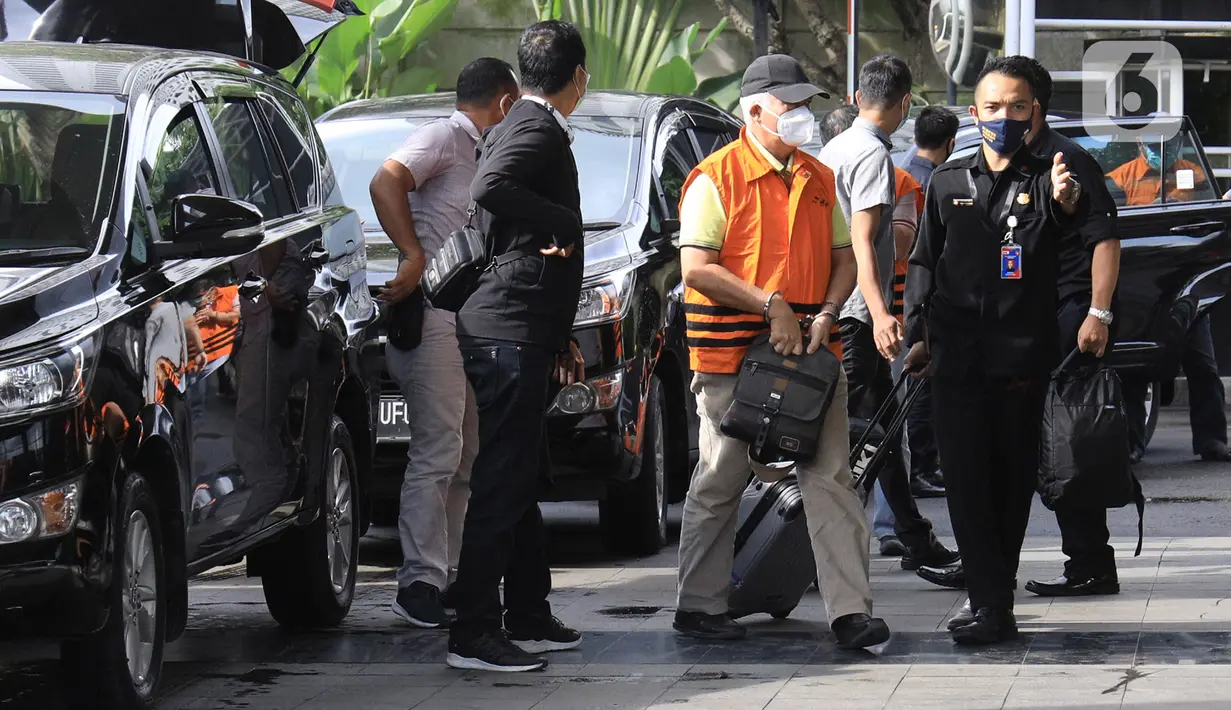 Bupati Banggai Laut, Sulawesi Tengah (Sulteng), Wenny Bukamo dikawal petugas saat tiba di Gedung Merah Putih KPK, Jakarta, Sabtu (5/12/2020). Wenny Bukamo terjerat Operasi Tangkap Tangan (OTT) KPK dalam dugaan kasus suap untuk kepentingan kampanye pemenangan. (Liputan6.com/Herman Zakharia)