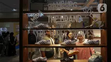 Pengunjung memilih sepatu dalam pameran Jakarta Sneakers Day (JSD) di Jakarta Convention Center (JCC), Senayan, Jakarta, Jumat (5/7/2024). (Liputan6.com/Herman Zakharia)