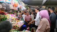 Presiden Jokowi mengecek harga-harga kebutuhan pokok di Pasar Tramo Kabupaten Maros, Sulawesi Selatan. (Foto: Muchlis Jr - Biro Pers Sekretariat Presiden)