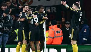 Bek Manchester United, Patrick Dorgu, berselebrasi bersama rekan-rekan setimnya pada lanjutan Liga Inggris 2025/2026 di Stadion Emirates, Minggu (25/1/2026). (Ben Standsall/AFP)