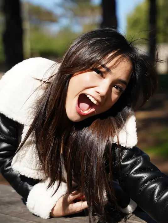 Fuji tampil chic mengenakan jaket kulit hitam dengan detail wol putih di bagian kerah dan ujung lengan. [Foto: Instagram/fuji_an]