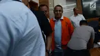 Polisi menggiring BBP (kanan), tersangka kasus berita hoaks saat Rilis berita hoaks 7 kontainer surat suara tercoblos di Mabes Polri, Jakarta, Rabu (9/1). BBP diketahui sebagai pemilik suara rekaman hoaks yang viral tersebut. (Merdeka.com/Imam Buhori)