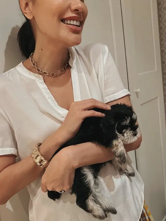 Penampilan Sophia pun dilengkapi dengan aksesori seperti kalung rante yang menghiasi lehernya. Serasi dengan gelang yang melingkar di lengannya. Credit: Instagram (@sophia_latjuba88)