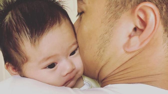 Potret Eza Gionino dan Nichole Zalya Gionino, putrinya yang lahir bulan Juni 2019 lalu. (Sumber: Instagram/@ma_coritha)