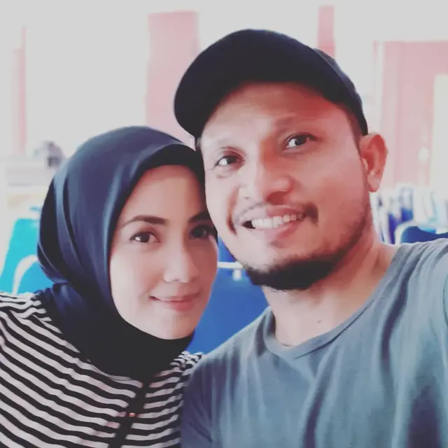 Jarang Tersorot, Ini 6 Potret Deddy Lisan Vokalis Andra and The Backbone Bareng Istri