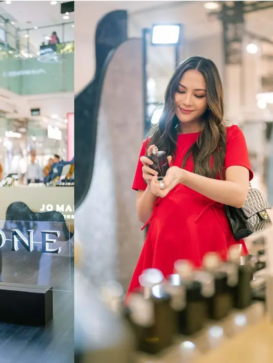 Jessica Mila tampil glamor yang soft dengan makeup flawless. Rambutnya pun terlihat indah dengan loose wave. [@jscmila]