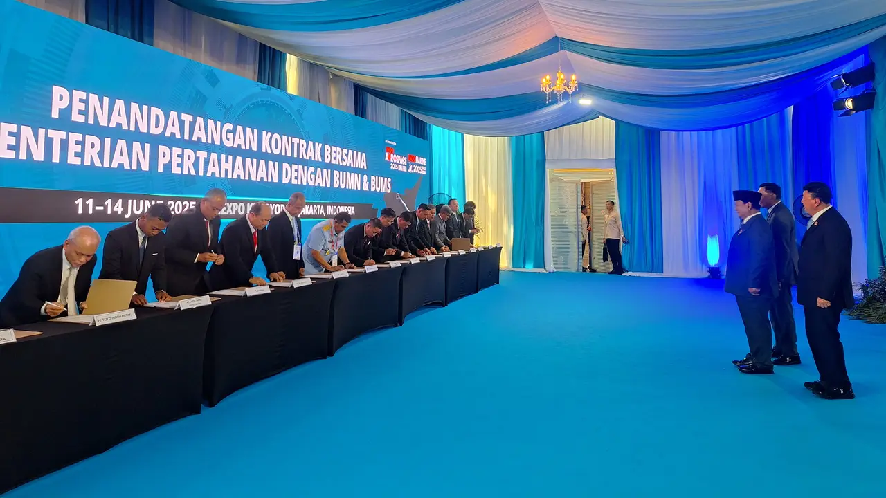 Presiden Prabowo Subianto menyaksikan penandatanganan 27 kontrak bersama di sektor pertahanan antara Kementerian Pertahanan dengan Badan Usaha Milik Negara (BUMN) dan Badan Usaha Milik Swasta (BUMS).