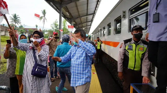 Bupati Garut Rudy Gunawan menyapa warga di salah satu Stasiun di Garut dalam uji coba jalur kereta api lengkap Stasiun Garut-Pasar Senen Jakarta.