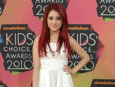 Ariana Grande mulai dikenal kala membintangi salah satu sitkom tv Nickelodeon, Victorious. Disini Grande terpilih memerankan Cat Valentine yang memiliki rambut merah. (sumber: kapanlagi/AFP)