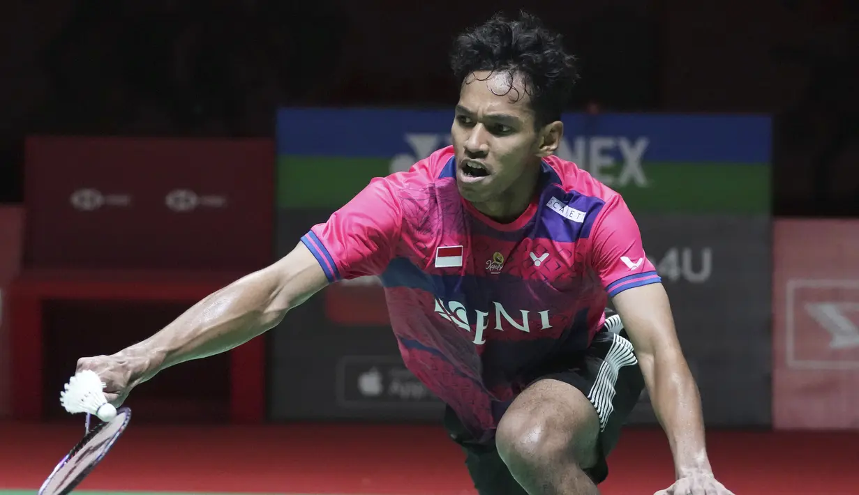Pebulutangkis Tunggal Putra Indonesia, Chico Aura Dwi Wardoyo mengembalikan kok ke arah Angus Ng Ka Long dari Hong Kong pada pertandingan semifinal Indonesia Masters 2023 di Istora Senayan, Jakarta, Jumat (27/1/2023). Dengan demikian, tercipta All Indonesian Final di partai puncak tunggal putra. (AP Photo/Tatan Syuflana)