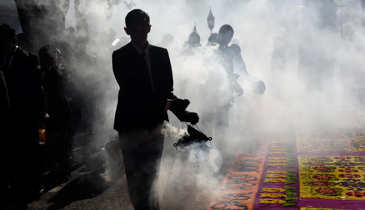 Umat Katolik membakar dupa selama prosesi Jesus de La Merced di Guatemala City (5/8). Acara ini merupakan perayaan 300 tahun pengudusan di Guatemala City. (AFP Photo/Johan Ordonez)