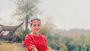 Aktris sensasional Nikita Mirzani saat mengabadikan momen ketika ia memakai pakaian adat Tana Toraja berwarna merah. Meski tak memakai pakaian seksi, pesona ibu dua anak itu tetap terpancar. (instagram.com/nikitamirzanimawardi)