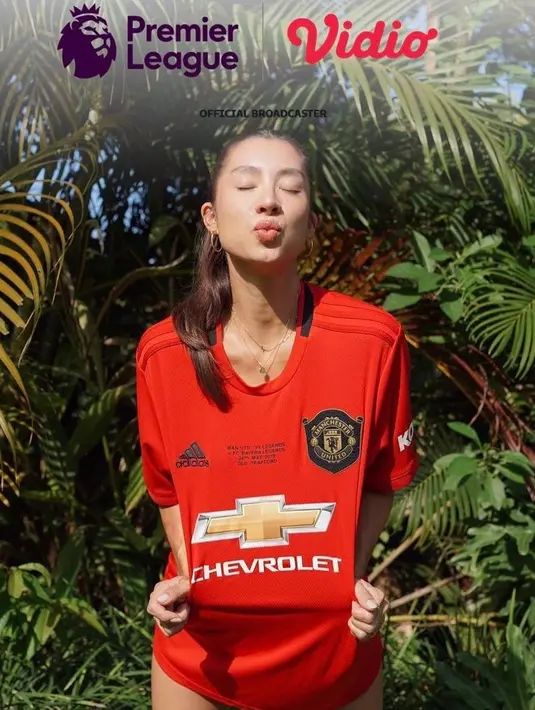 <p>Jennifer Bachdim pamer fotonya dirinya mengenakan jersey merah lengan pendek milik tim favoritnya Manchester United. Foto: Instagram.</p>