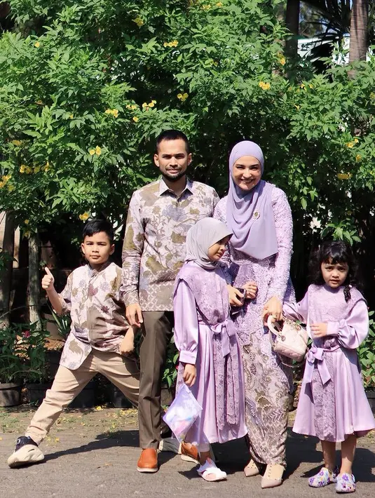 Tengku Wisnu pun mengenakan kemeja batik yang serasi dengan anak laki-lakinya. Kedua anak perempuannya, mengenakan dress warna ungu.  [@shireensungkar]