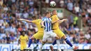 Pemain Chelsea, Jorginho dan Ross Barkley, duel udara dengan pemain Huddersfield Town, Jonathan Hogg, pada laga Premier League di Stadion John Smith's, Sabtu (11/8/2018). Chelsea menang 3-0 atas Huddersfield Town. (AP/Mike Egerton)