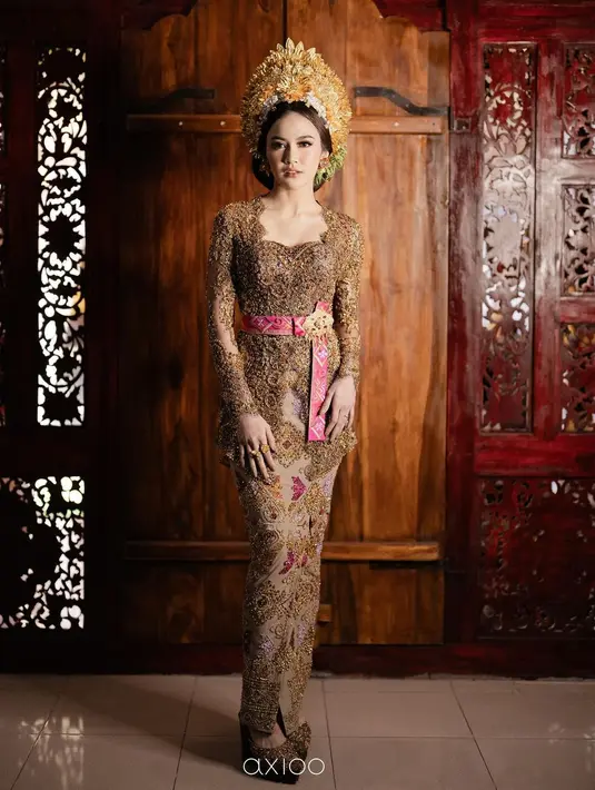 Mewahnya kebaya Mahalini yang dikenakannya untuk prosesi Mepamit. Kebaya bernuansa cokelat keemasan ini membalut tubuhnya dengan sempurna dan apik. [Foto: Instagram/askyfebrianti]