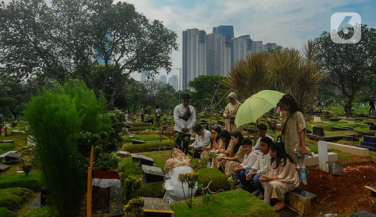 Ziarah ke makam kerabat atau saudara saat Hari Raya Idul Fitri merupakan tradisi sebagian masyarakat umat Islam. (merdeka.com/Arie Basuki)