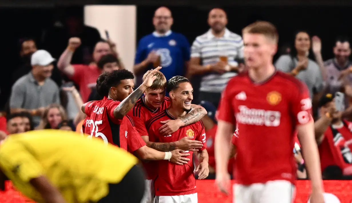 Sementara dua gol Manchester United dicetak oleh Diogo Dalot  (24') dan Antony (52').  (AFP/Patrick T. Fallon)