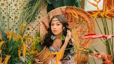 Jalani pemotretan tema ‘Bohemian Girl’, Saskia Chadwick tampil unik dan artistik. Aksesori yang dikenakannya pun mendukung pemotretannya agar kental dengan nuansa Bohemian. Dalam balutan dress floral, penampilan artis berusia 15 tahun ini makin memukau. (Liputan6/IG/@riomotret)