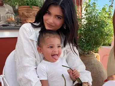 Kompaknya Kylie Jenner dan Stormi Webster memakai baju putih. Melalui akun Instagramnya, Kylie Jenner mengumuman lahirnya Stormi Webber pada tanggal 1 Februari 2018 (Liputan6.com/IG/@kyliejenner).